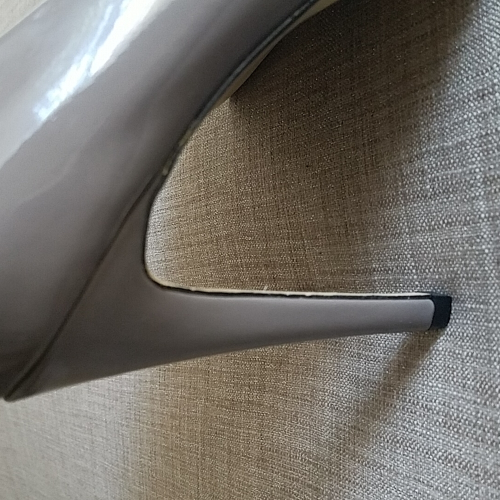 City Streets Gray Patent Heels - Picture 3 of 10